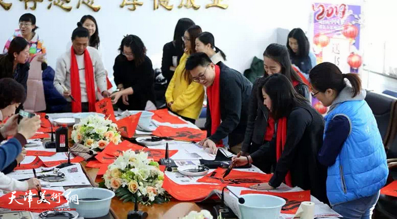 “我们的中国梦迎新春系列活动——送书画进万家”第二场进企业：走进东丽区军粮城街、天津建成基业集团。
