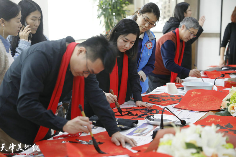 郝金宝、爱新觉罗·伯骧、王霞在活动现场。