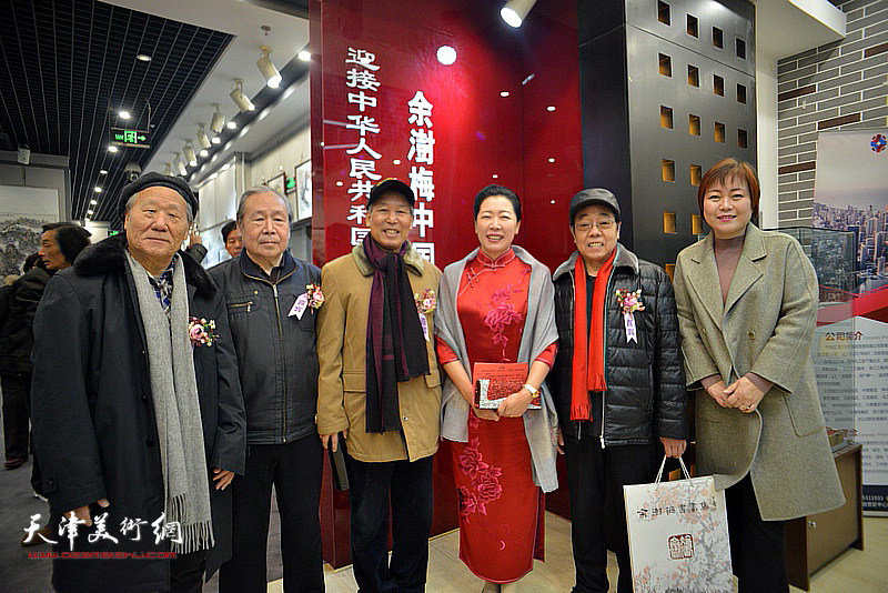 余澍梅与刘传光、姬俊尧、尉迟纪平、李宗儒、李澜在画展现场。