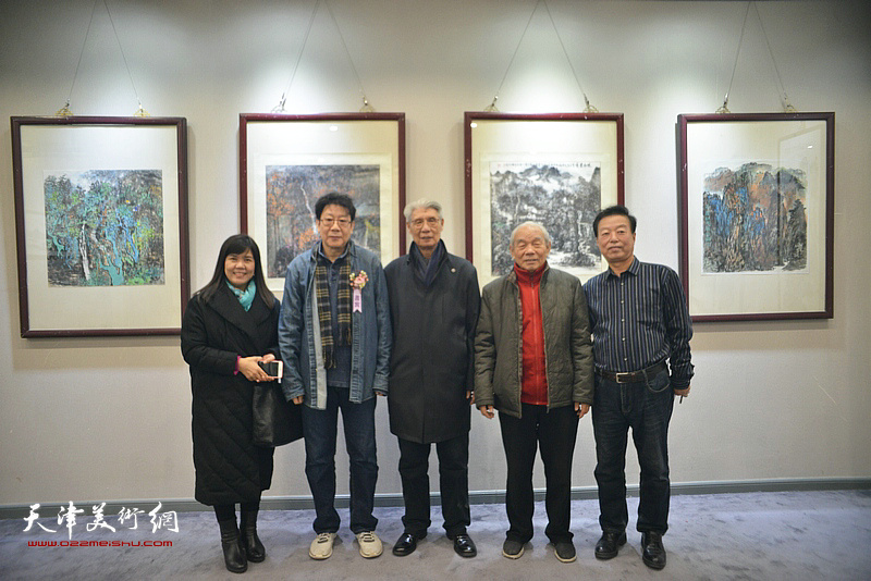 左起：王洪春、晏平、杨德树、纪振民、杨建国在画展现场。