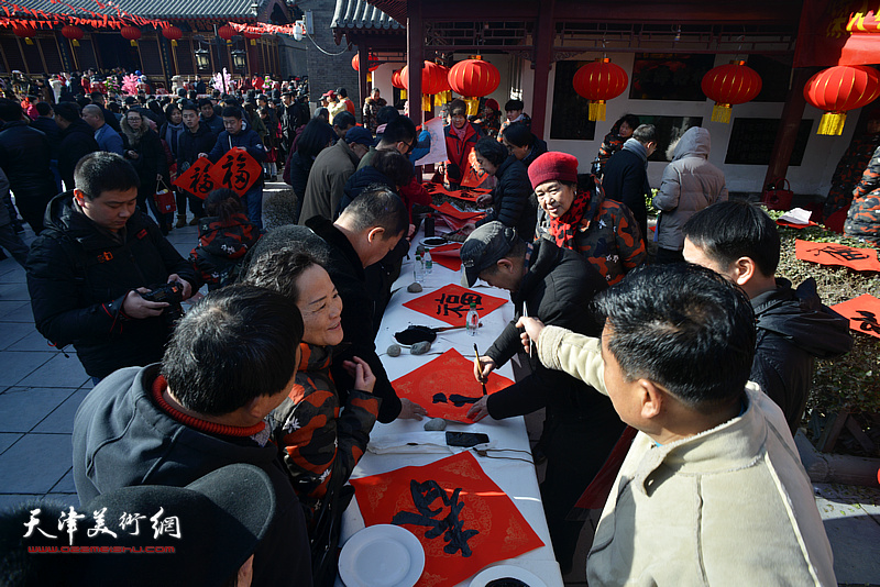 天津画院赴天津市民俗博物馆为广大市民送福字。