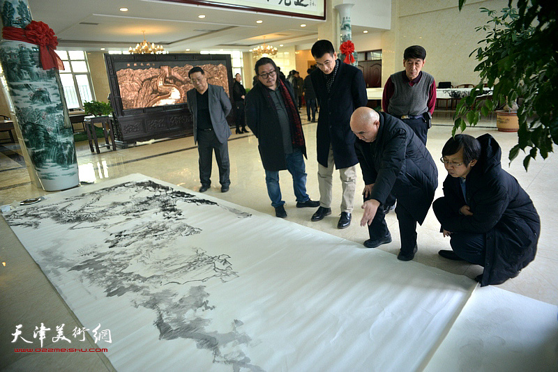 尹沧海等天津市书画艺术研究会的书画家们在现场创作。