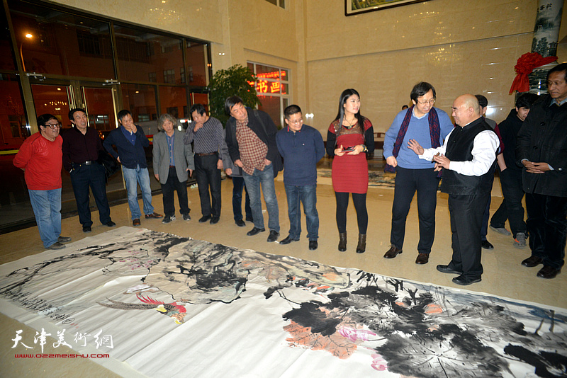 尹沧海等天津市书画艺术研究会的书画家们在现场创作。