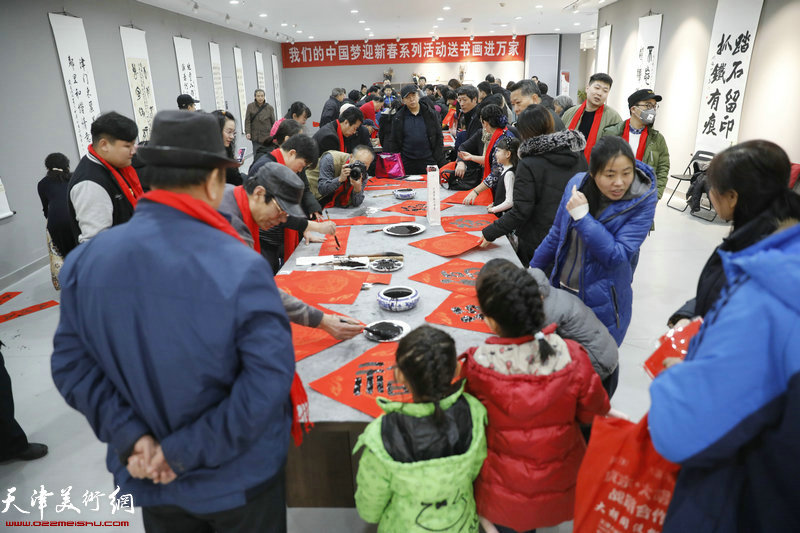 “我们的中国梦迎新春系列活动——送书画进万家”第三场走进东丽区美术馆专场。