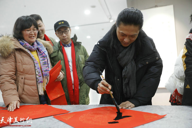 青年书画家姚铸在活动现场。