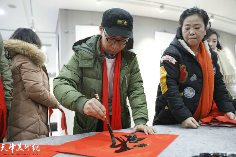 青年书法家师勇强在活动现场