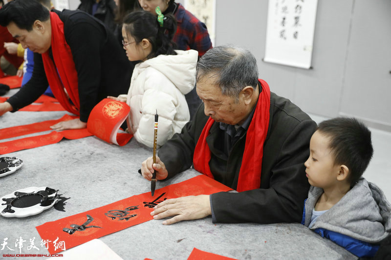 书法家杨建国在活动现场