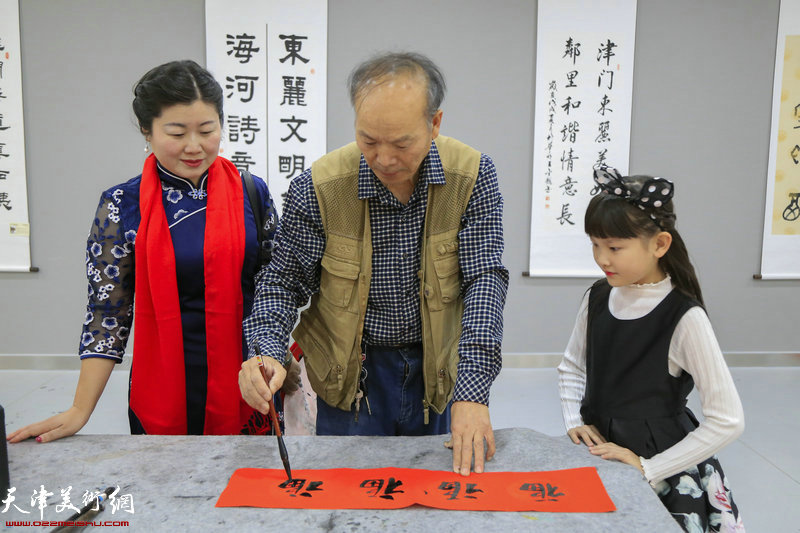 书法家张瑞杰在活动现场