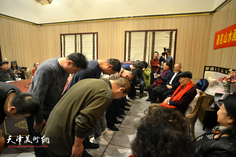 诸位弟子向孙长康先生鞠躬行礼，祝福老师身体健康。