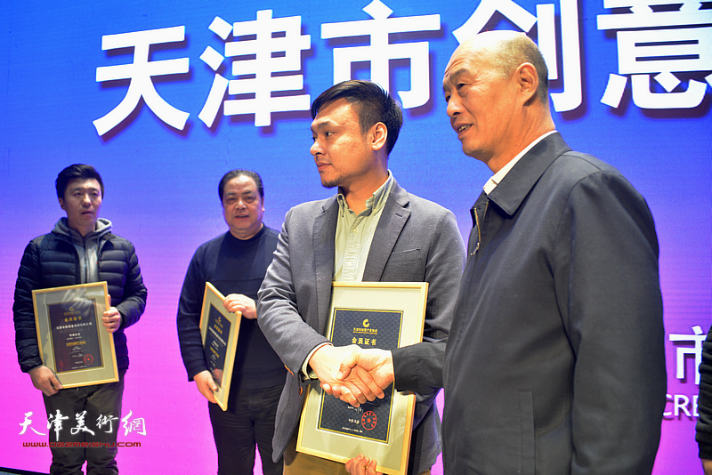 天津市创意产业协会副会长张合军为会员单位代表颁发会员证书。