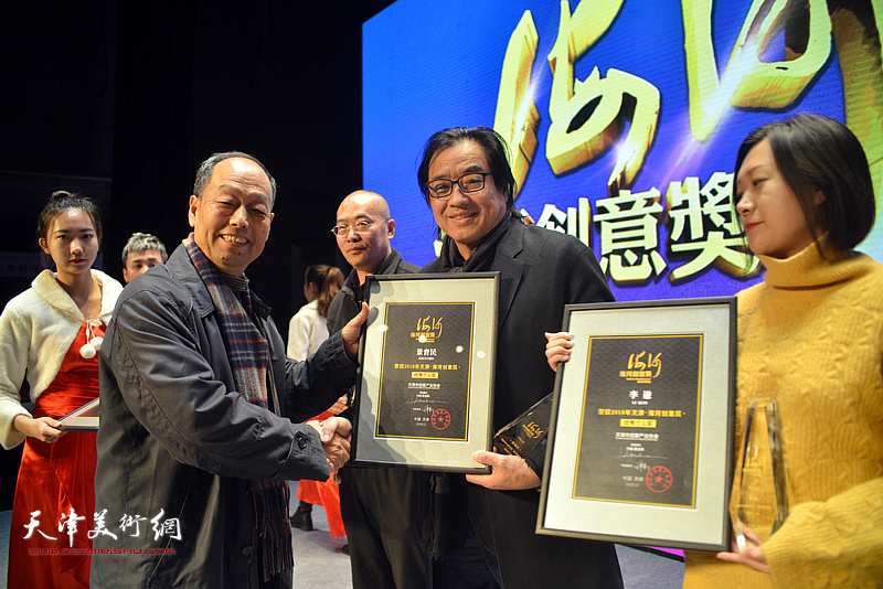 杜金皋为2018年天津“海河创意奖”优秀个人奖获得者景玉民颁发证书。