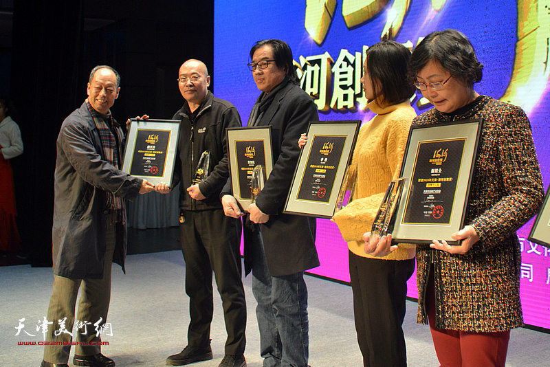 杜金皋为2018年天津“海河创意奖”优秀个人奖获得者郭兴月颁发证书。