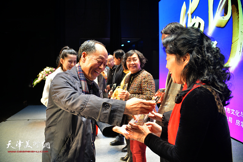 杜金皋为2018年天津“海河创意奖”优秀个人奖获得者张蓓荔颁发证书。