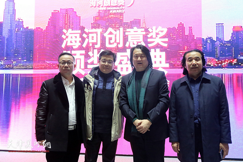 薛义与苏彤等嘉宾在天津市创意产业协会年会现场。