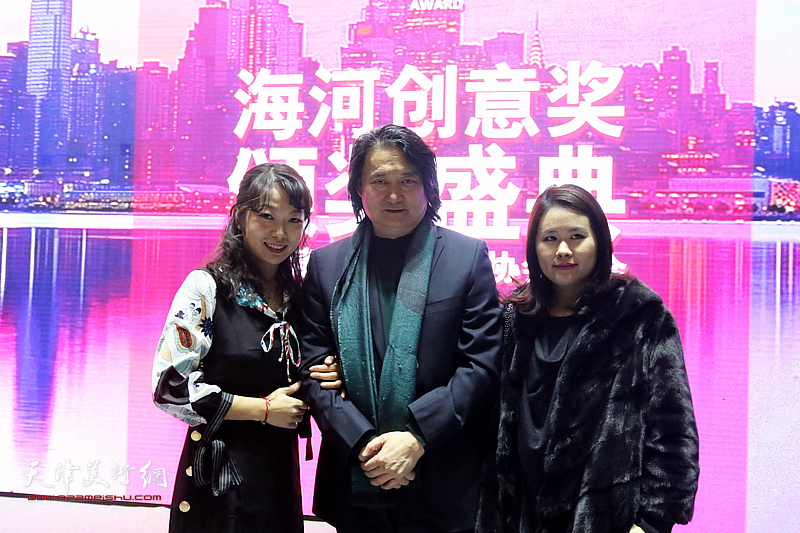薛义与2018年天津“海河创意奖”获得者在天津市创意产业协会年会现场。