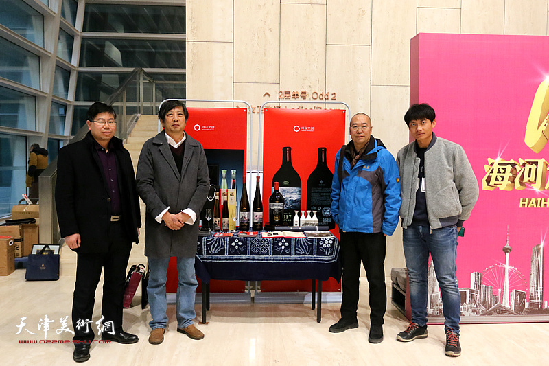 郭兴月与张华等在天津市创意产业协会年会现场。