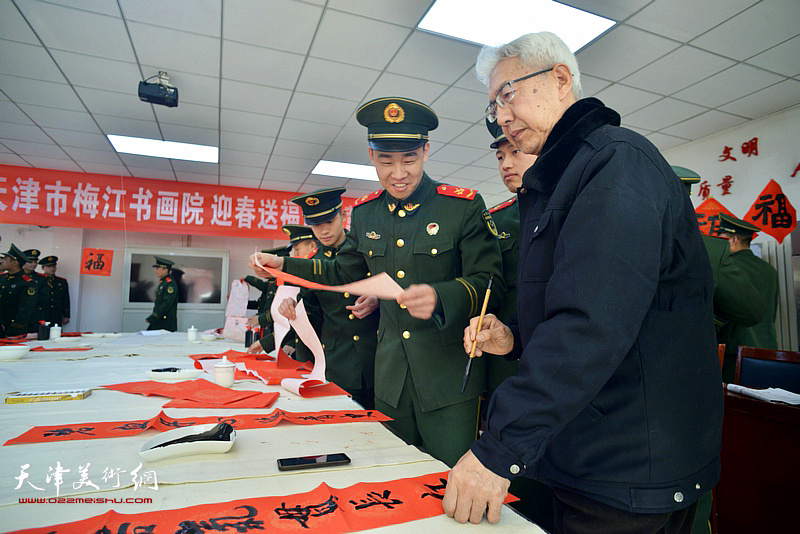 霍洛夫现场写春联。