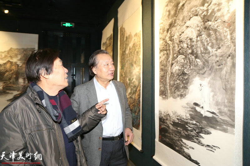 天津画院原院长王峰、著名山水画家刘家城观赏展出的作品