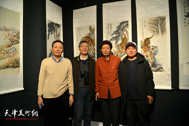 赵同相、阎维海等在画展现场。