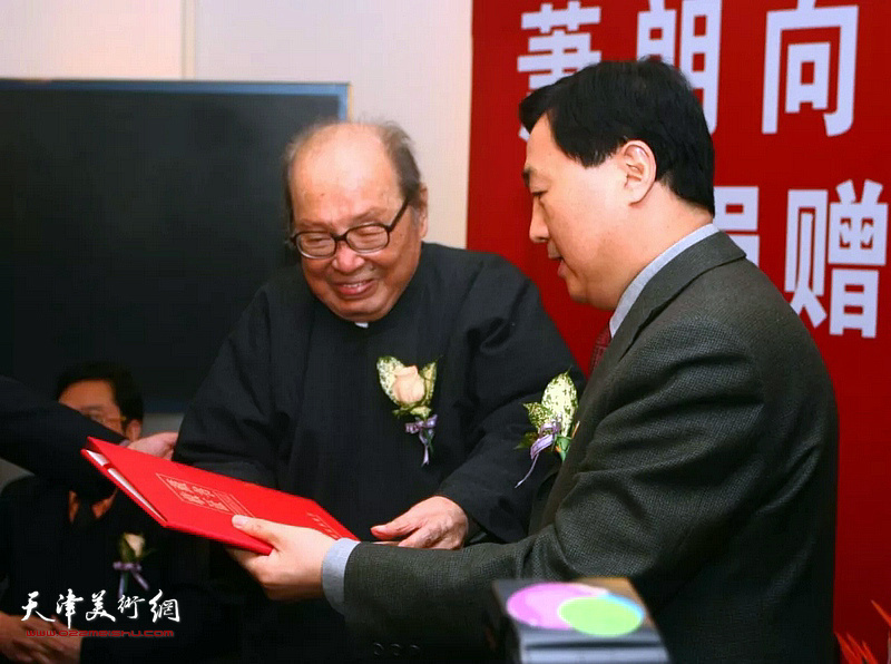 萧朗先生向中国国家博物馆捐赠画作。