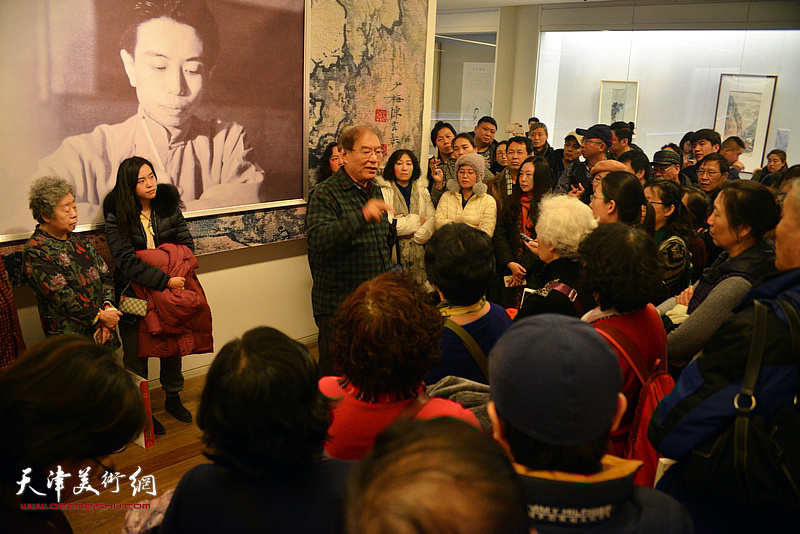 著名美术史论家、天津美术学院教授何延喆为观众解读国画大师陈少梅画艺。