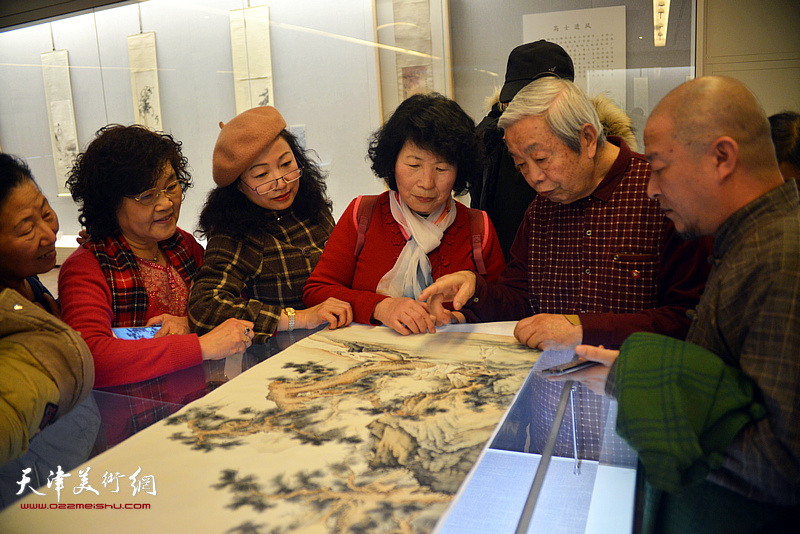 陈长智在《云彰深处——陈少梅作品展》现场为书画爱好者点评画作。