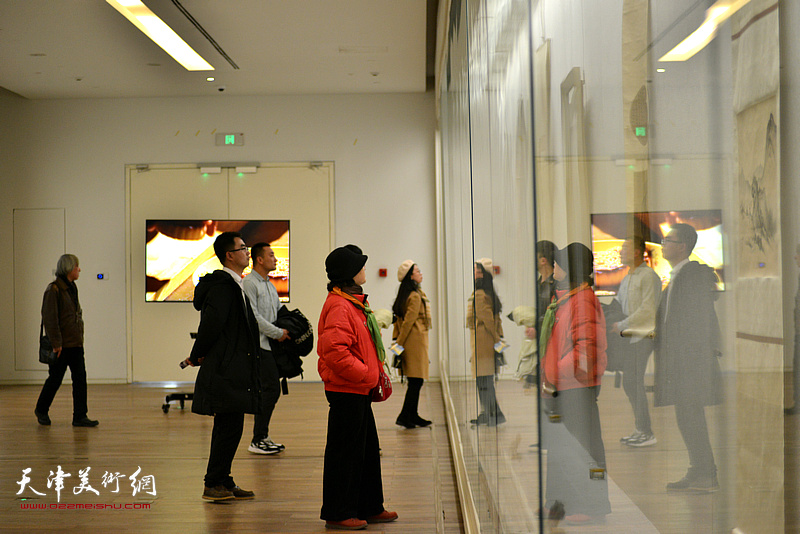 《云彰深处——陈少梅作品展》吸引了众多美术前来观看。