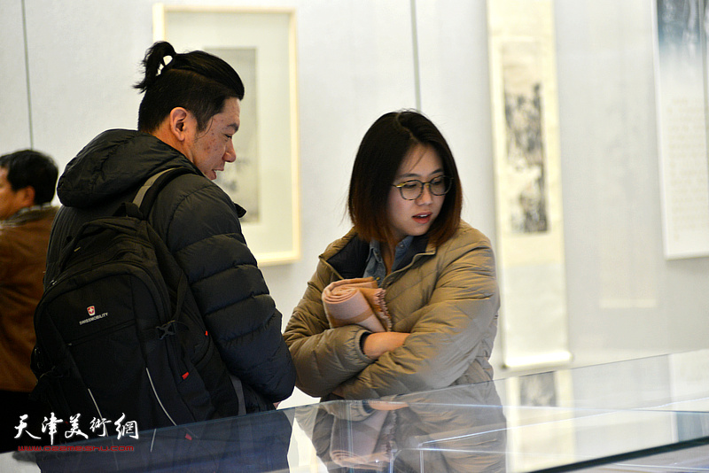 《云彰深处——陈少梅作品展》吸引了众多美术前来观看。