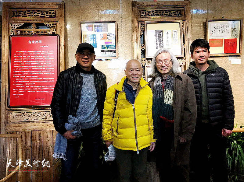 李小可、车永仁以及北京客人在“吉光片羽”请柬小展现场。