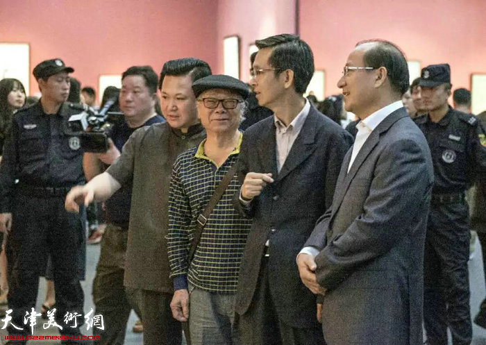 “含道映物”画展上的赵景宇先生与何家英先生