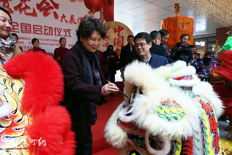 天津市委宣传部副部长、市委网信办主任王芸为南北狮王点睛