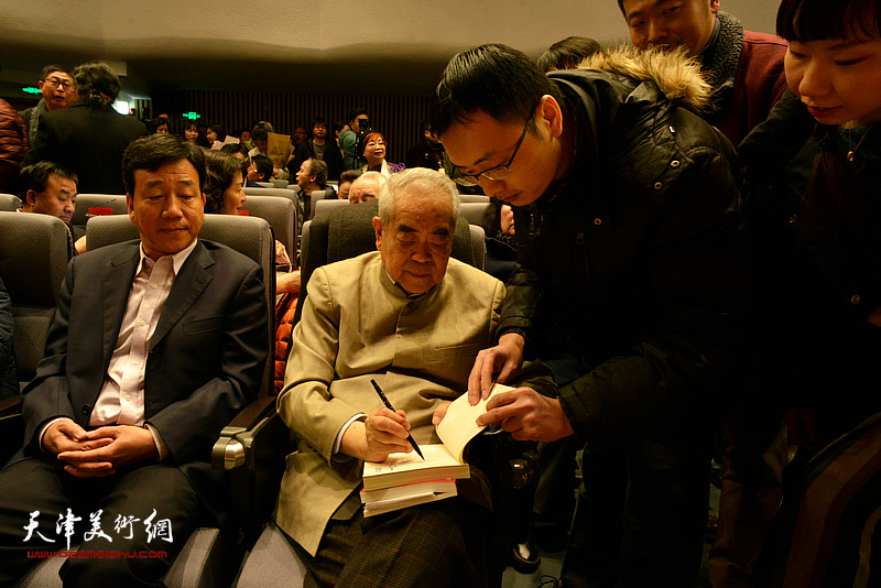 范曾在会场为读者杨颖签名留念。