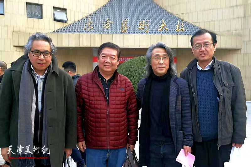 李军、冯笪、赵均、崔得欣在东方艺术大楼前。