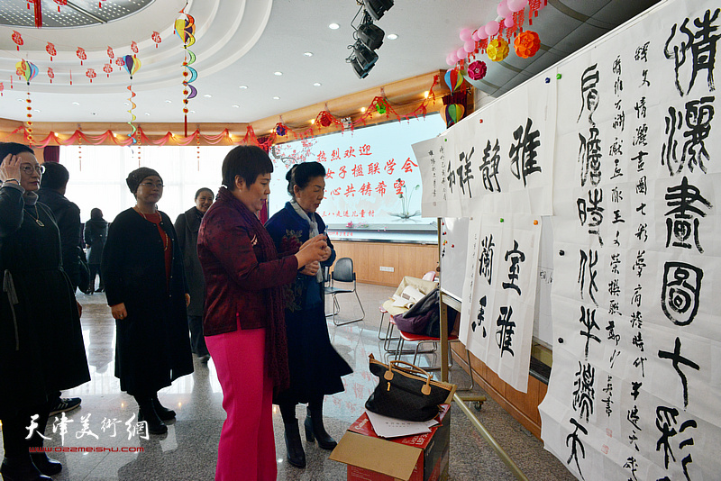 天津市女子楹联学会走进SOS儿童村开展联墨献爱心活动。