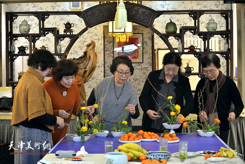 “五彩贝”在兴华斋体验插花艺术。