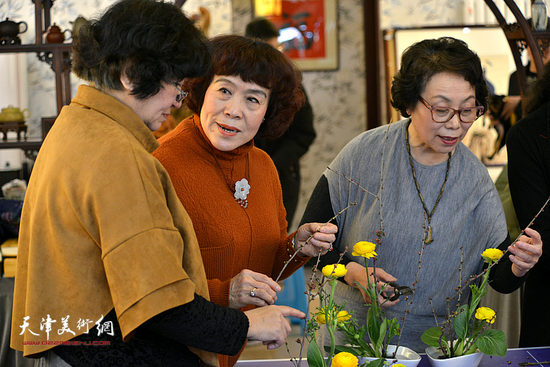 孟昭丽、崔燕萍、史玉在兴华斋体验插花艺术。
