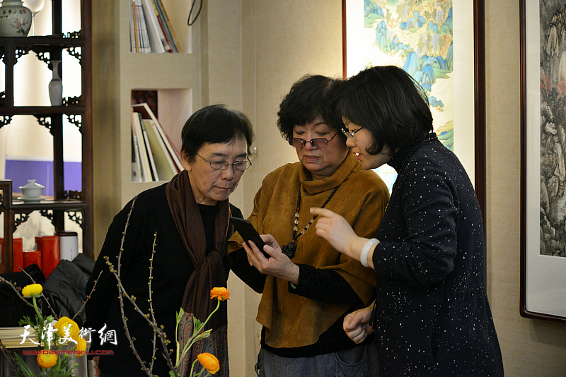 孟昭丽、萧惠珠、王榕在活动现场用手机拍下美景。