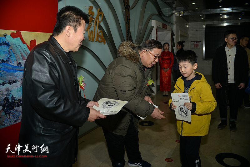 潘晓鸥、李伟向桐林书院学生赠送画册