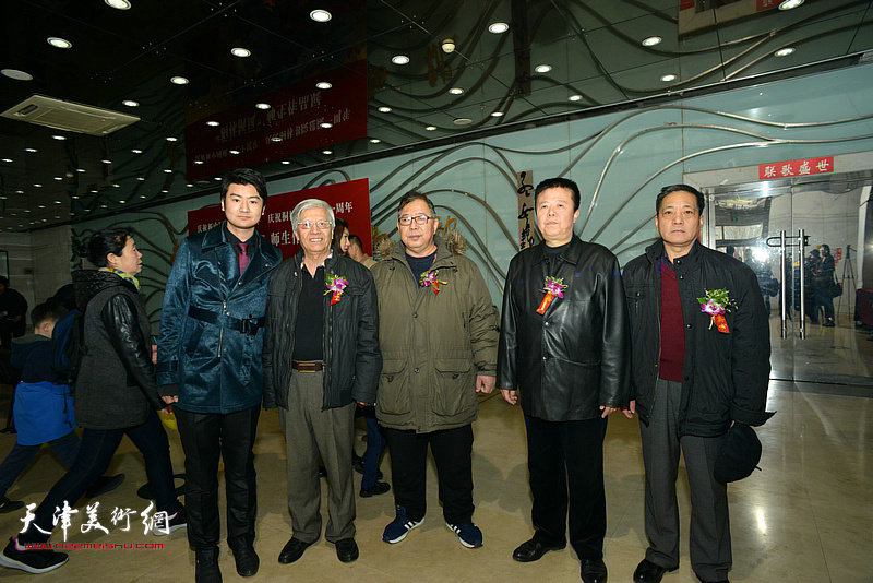 左起：陈泓宇、邢连海、李伟、潘晓鸥、赵光在师生作品展开幕式。