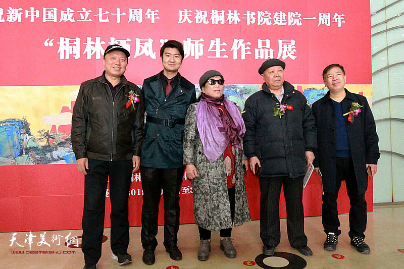 左起：王旭、陈泓宇、罗凌、李家尧、金石在师生作品展开幕式。