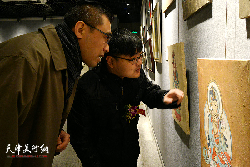 赵宇与嘉宾在观赏展出的作品。