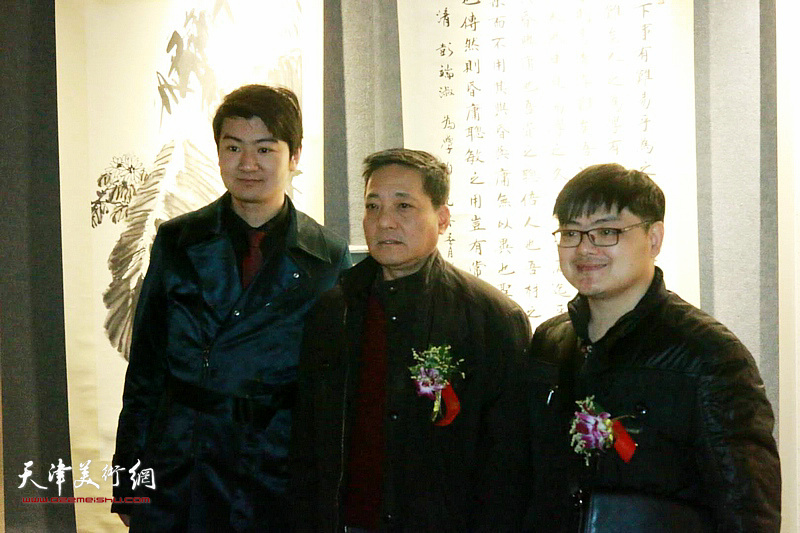 陈泓宇与赵光、赵宇在师生作品展现场。