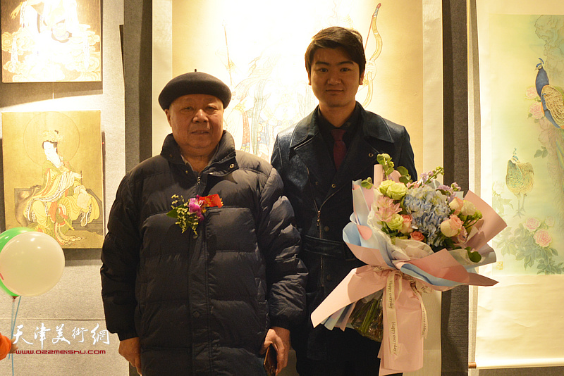 陈泓宇与李家尧在师生作品展现场。