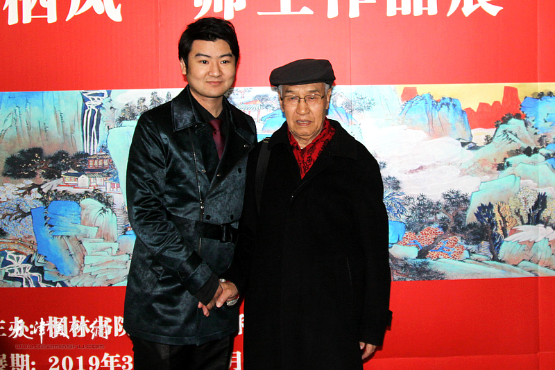 陈泓宇与赵德明在师生作品展现场。
