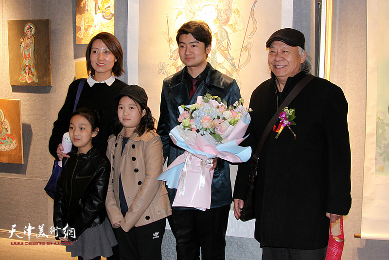 陈泓宇与李颖逊以及小作者在师生作品展现场。