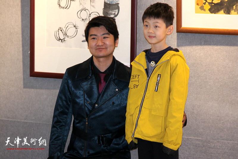 陈泓宇与小作者在师生作品展现场。