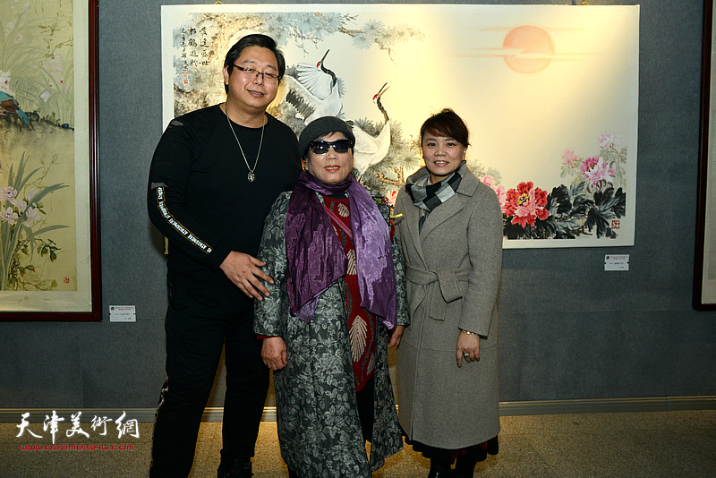 罗凌与和平文化中心展馆负责人在师生作品展现场。