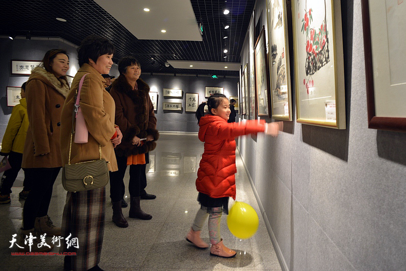 桐林书院建院一周年“桐林栖凤”师生作品展现场。