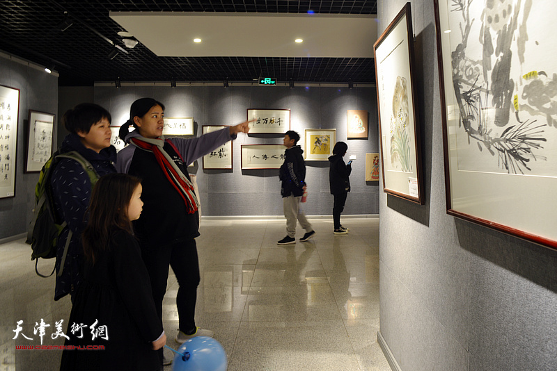 桐林书院建院一周年“桐林栖凤”师生作品展现场。