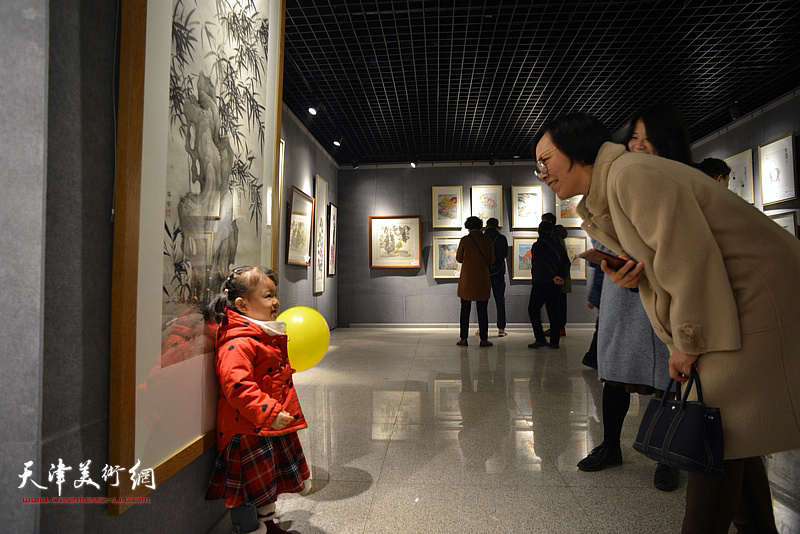 桐林书院建院一周年“桐林栖凤”师生作品展现场。